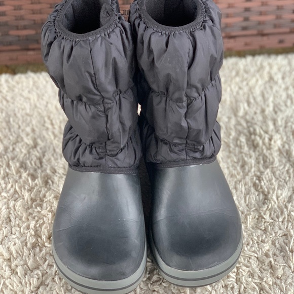 Crocs Winter Puff Pull On Mid Boots Blk Quilted Stretch Comfort Waterproof 14694 - Picture 4 of 12